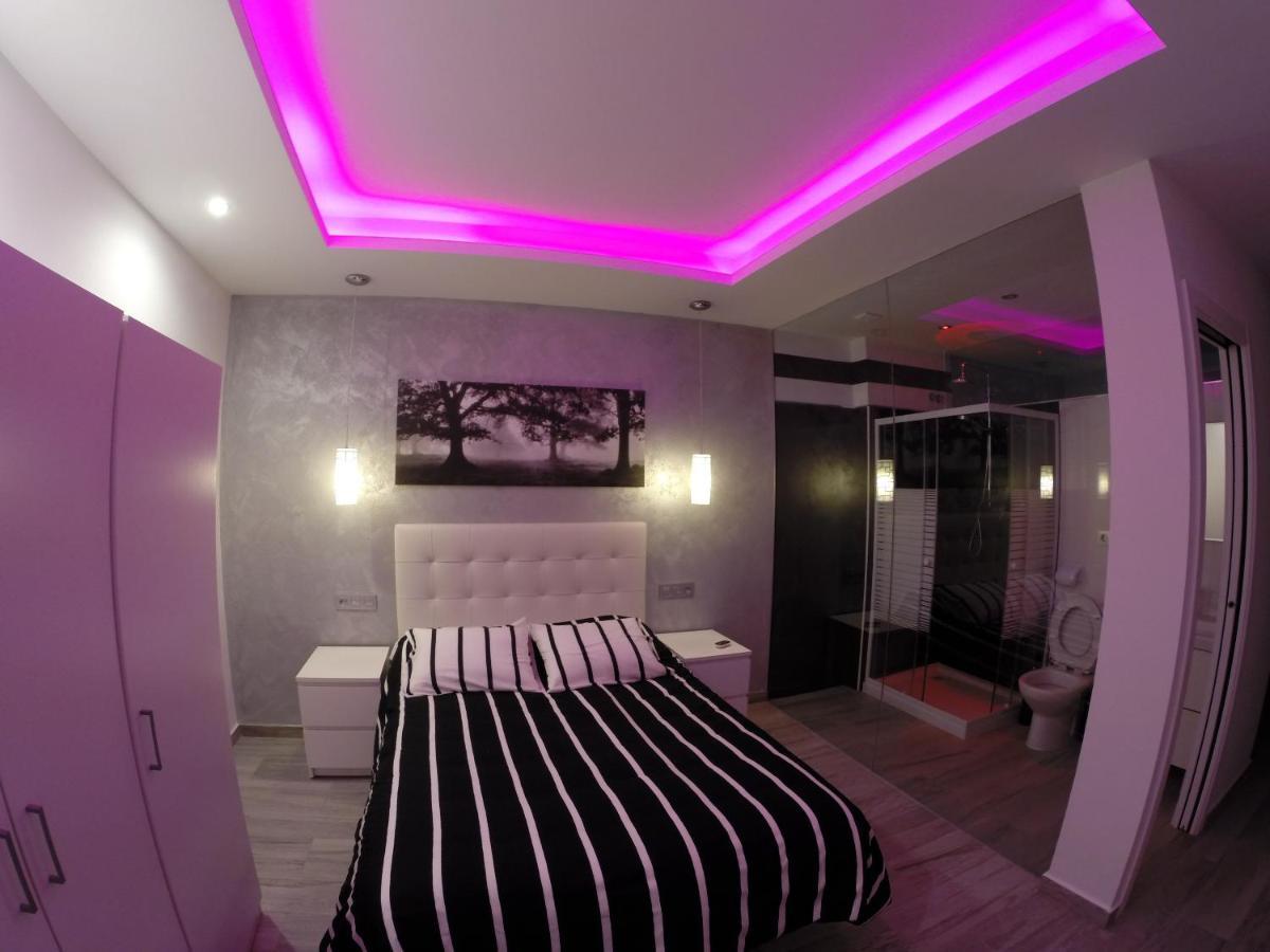 Conil Red-Black Apartment Коніль-де-ла-Фронтера Номер фото